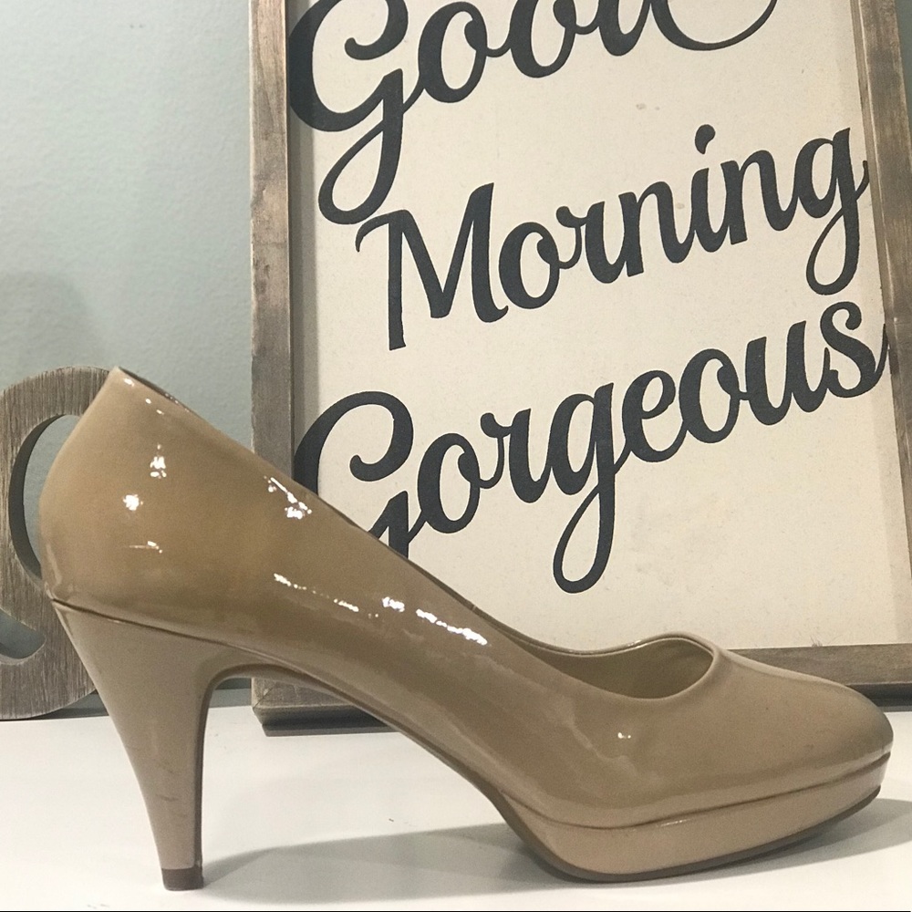 Glossy tan 3 inch heels